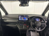 フロントガラスも広く、開放的な運転席周りとなっております♪