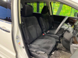 運転席まわりには十分なスペースがあり、大柄な方でもゆったり運転していただける環境です。