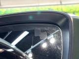 【ブラインドスポットモニタリング】走行中、ドアミラーの死角になりやすい箇所に後続車が接近するとサイドミラー付近に警告を表示、ドライバーに注意喚起をしてくれます。