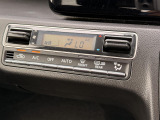 【オートエアコン】一度お好みの温度に設定すれば、車内の温度を検知し風量や温度を自動で調整。暑い&hellip;寒い&hellip;と何度もスイッチ操作をする必要はありません。快適な車内空間には必須の機能ですね♪