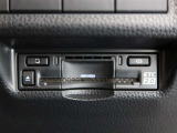 アダプティブクルーズコントロール機能付きです。走行中に先行車の様子を検知しながら、設定した車速の範囲内で先行車との距離のキープを支援します。詳細は販売店スタッフまでおたずねください。
