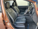 運転席まわりです。実際に座ってみて、乗り心地を体験してみてください。