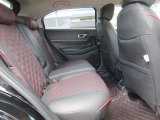 2列目も足元が広々しています。足元が狭い車は乗っていても疲れますよね・・・これだけ広ければ後部座席の方も大満足!皆様で楽しいドライブを!