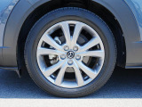 18インチ純正アルミホイールを装備。タイヤサイズは215/55R18となります。