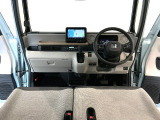 【前方視界】開放的な前方視界!運転がしやすく疲れにくいです♪窓が大きく、見通しがとっても良いおクルマですよ♪