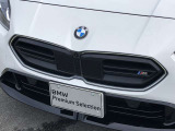 左右のキドニー・グリルの中心にはBMWのエンブレムが鎮座し、個性を放つデザイン性を兼ね備えました。