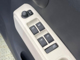 【電動格納ミラー】サイドミラーは電動格納式となっており、狭い駐車場でもキズがつくリスクを抑えられます。