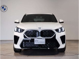 【BMWの伝統-1】BMWの特徴的な&ldquo;キドニーグリル&rdquo;は、80年以上続く伝統の形でございます。変わらないこだわりのデザインが、プレミアムブランド&ldquo;BMW&rdquo;を創り出します。