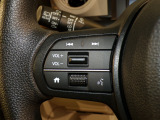 【ステアリングリモコン】ステアリングにオーディオ調節可能なスイッチが装備されていますので運転中でも視線をそらさずにオーディオの調節が可能です!