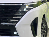 【LEDヘッドライト】悪天候や夜間走行時も良好な視界を確保し安心して運転できる高輝度LEDヘッドライトを装備!点灯速度が早く、消費電力も抑えられています。