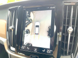【360&deg;ビューカメラ】4台の高解像度カメラで360度の鳥瞰図を表示。隣の車や壁、死角にある障害物などを画面で確認できるため、狭いスペースでの駐車・出入りも安心です。