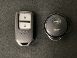 スマートキーを装備しています。鍵を差し込むことなくドアロックの開け閉めと、スタートボタン操作でのエンジンスタートができます。加えて、純正リモコンエンジンスターター用の操作キーもついています。