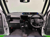 360&deg;UV&IRカット機能ガラス採用。見易い計器類と運転し易いレイアウトのドライビングポジションは、極細Aピラーの採用で視角も少なく前方&左右の見切りが良く安心して運転できます。