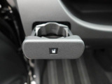 カップホルダーは運転席や助手席からちょうど手の届く位置です!!