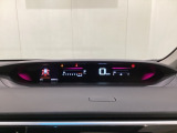 デジタル表示のスピードメーターとタコメーターを大きく配した見やすいメーター部になっています。左側のインフォメーション画面でオドメーターや燃費などの情報を確認できます。