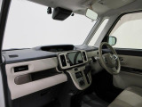 ダイハツのお店では、ダイハツ車を知り尽くしたプロフェッショナルが、専用の診断機器を使って各システムを点検しております。