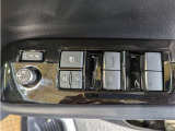 パワーウィンドウのスイッチですよ。 運転席に居ながら窓を開け閉めのコントロールできますよ。 ロック機能で、子供がイタズラして窓を開けるという事も無くなりますよ。