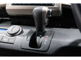 インパネシフトだから視線の移動も少なく足元もスッキリ♪運転席もゆったりしているのでゆとりを持ってドライブできますね!