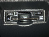 【ETC2.0装着車】カーナビと連携させることで全国の「ITSスポット」と双方向通信し渋滞を回避するルートを案内します。情報配信を受けるたびに最速のルートを再検索。料金所もストレスなく通過できます。