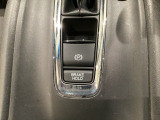 セレクトレバーの下に電子制御パーキングブレーキがあります。スイッチひとつで、停車した地点の傾斜などをシステムが検知・判断してブレーキ力を自動的に最適制御し、しっかり停車できるパーキングシステムです。