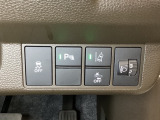 ハンドルの右側にはヘッドライトレベライザーとHondaセンシング用のメインスイッチがついています。ヘッドライトレベライザーは道路状況や積荷の加重に応じてライトの高さを調節できます。