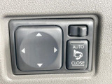 【電動格納ミラー】サイドミラーは電動格納式となっており、狭い駐車場でもキズがつくリスクを抑えられます。