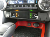 運転席・助手席は、ヒーター&ベンチレーション付シートです。暑い時期も寒い冬も快適に過ごせるうれしい装備です。