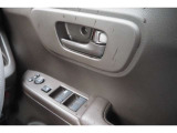 【パワーウィンドウ】運転席はもちろん、助手席や後ろの席の窓の開閉が可能です!
