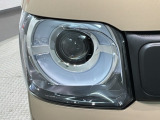 LEDヘッドライトは、点灯の瞬間から最大光量を発揮し、突然暗くなるトンネルなどでの安定感を高めます。
