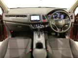 車内は光触媒抗菌消臭施工済です。スタイリッシュなデザインでスポーティなインパネ周りを演出します。グローブボックスやカップホルダーのほかにトレーなどたくさんの収納スペースが付いています。