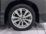 アルミホイールを装備、タイヤサイズは235/50R18です。