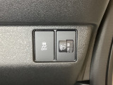 ハンドルの右側にはヘッドライトレベライザーとVSA(ABS+TCS+横滑り抑制)の解除スイッチがついています。ヘッドライトレベライザーは道路状況や積荷の加重に応じてライトの高さを調節できます。
