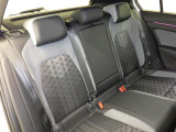 安全性と快適性を追求した、少し硬めのシート。 これは長時間の運転や渋滞などの状況でも、身体の疲労度が少ないことを求めたものです。
