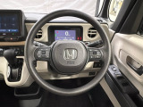 ハンドルにHondaセンシング系のクルーズコントロールやレーンキープアシストなどのスイッチと、オーディオの操作スイッチが装備されています。ハンドルから手を離さず安全に操作できます。
