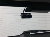 後方にもドライブレコーダーのカメラが付いています。前後両方でお車の周りを監視・記録いたします。