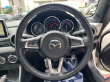 【純正革巻きステアリング】上質な革を使用することで、手にしっかり馴染みとても運転しやすいハンドルです♪