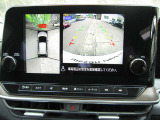 車を上空から見下ろしているかのような映像をカメラに映し出し、周囲の状況がひと目でわかります。