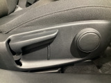 運転席にはドライバーの体型や好みに応じて前後方向だけでなく、高さの調整ができるシートリフターを装備!