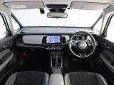 フィットの開放的な前方視界。視界広々で非常に運転しやすくロングドライブでも疲れを感じさせないすっきりとまとまったインパネ周りです。また、全ての装備が適正配置されていて操作性に優れています。
