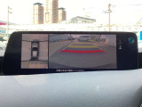 車体がシースルー(透過)して周囲の見通しを高めた設計の『360&deg;シースルービューモニター』を搭載。大きな車体でも、上空から見下ろす正確な視点で、狭い道や駐車をサポートします。