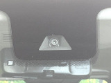 【三菱e-Assist】走行中に前方の車両等を認識し、衝突しそうな時は警報とブレーキで衝突回避と被害軽減をアシスト。より安全にドライブをお楽しみいただけます。