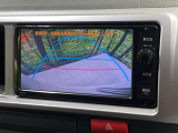 【バックカメラ】駐車時に後方がリアルタイム映像で確認できます。大型商業施設や立体駐車場での駐車時や、夜間のバック時に大活躍!運転スキルに関わらず、今や必須となった装備のひとつです!