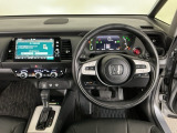 【ハンドル】運転にかかわる様々な操作を安全に行えるように視点移動が少なく操作性に配慮されたスイッチ類が凝縮されたコックピットです。