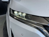 対向車がいてもハイビームを維持できるアダプティブLEDヘッドライト。先行車や対向車の有無に応じてハイビームの照射パターンを変化させ、常に視認性の高い状態が維持されます。