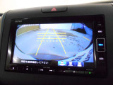 ガイド線表示機能付きのバックカメラで、バックでの車庫入れも安心です。