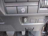 アイドリングストップ機能付です。特別な操作をしなくても、普段通りの運転をするだけで、エコドライブができる機能です。OFFボタンがありますので、必要に応じて使い分けてください。