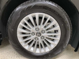 純正のアルミホイール装着。タイヤサイズは225/65R17