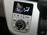 【オートエアコン】車内温度を感知して自動で温度調整をしてくれるのでいつでも快適な車内空間を創り上げます!どの席に座っても快適なドライブが楽しめます♪
