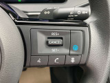 ステアリングのプロパイロットボタンで高速道路で運転のアシストをしてくれます。