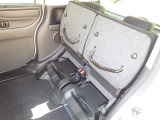 ◆チップアップ&ダイブダウン機構付【ULTR SEAT】は後席座面を左右分割で跳ね上げることができます。トランクで積載できない背の高い荷物をラクラク収納できます。ホンダ車ならではの人気装備です。